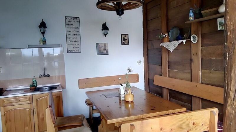 Grandpa House, Elena